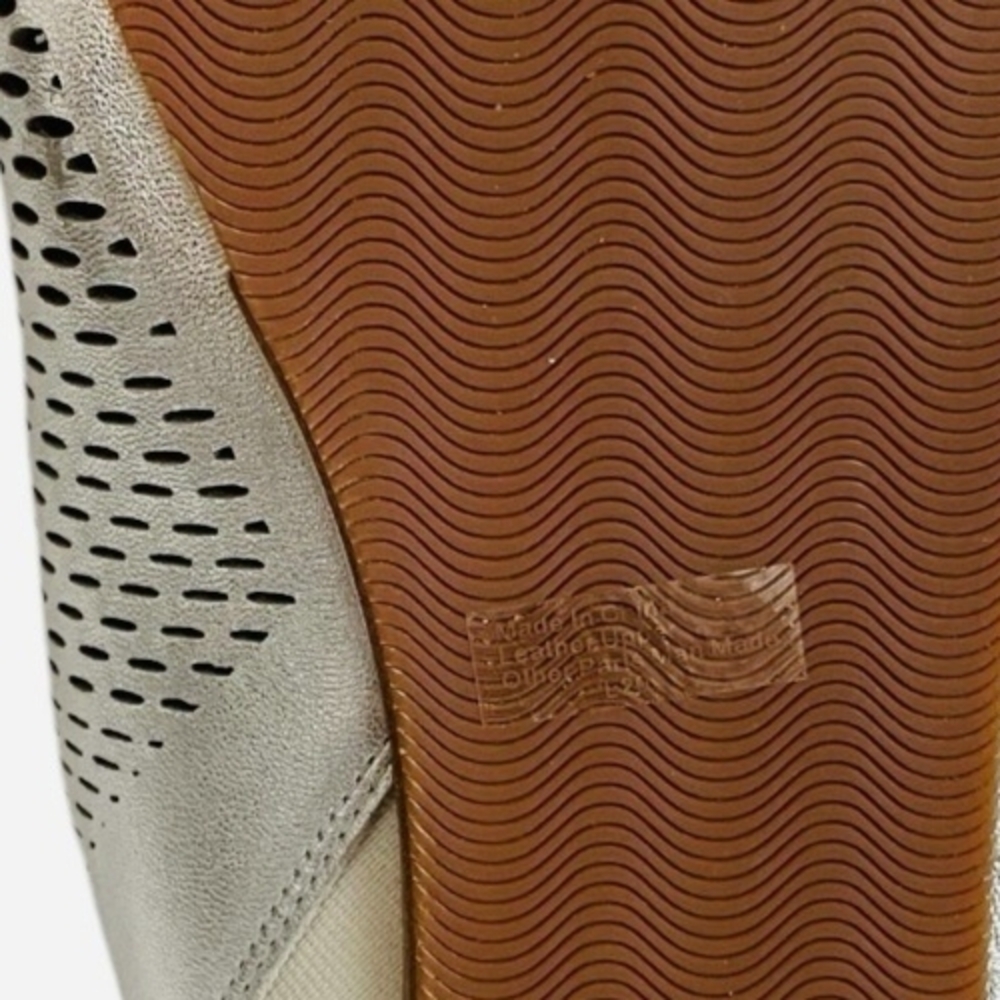 SoftWalk Corsica II Silver Metallic Leather Perforated Toe Loop Flat Sandal 9.5M - Picture 6 of 6